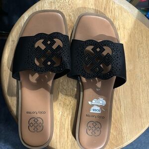 Daisey Fuentes 
Black sandals 
Size 6 1/2 women’s